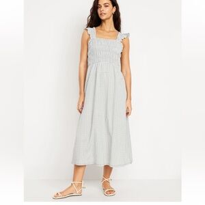 Old Navy smocked dress in gingham
